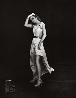 Lily-Rose Depp feet photo thumbnail