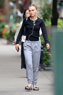 Lily-Rose Depp feet photo thumbnail
