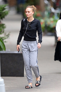Lily-Rose Depp feet photo thumbnail