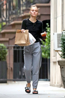 Lily-Rose Depp feet photo thumbnail