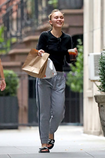 Lily-Rose Depp feet photo thumbnail