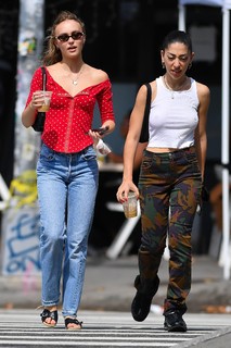 Lily-Rose Depp feet photo thumbnail