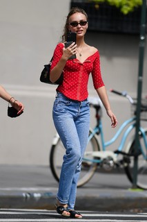 Lily-Rose Depp feet photo thumbnail
