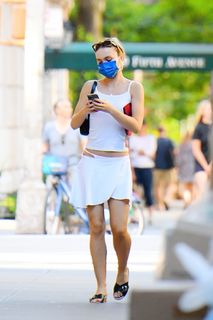 Lily-Rose Depp feet photo thumbnail