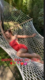 Lily-Rose Depp feet photo thumbnail