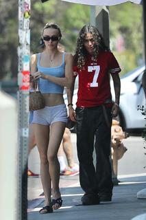 Lily-Rose Depp feet photo thumbnail