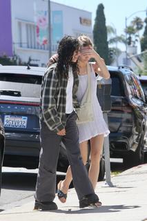 Lily-Rose Depp feet photo thumbnail