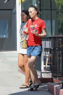 Lily-Rose Depp feet photo thumbnail
