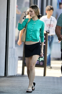 Lily-Rose Depp feet photo thumbnail