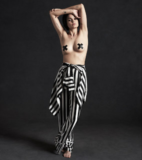 Lina Esco feet photo thumbnail