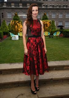 Linda Cardellini feet photo thumbnail