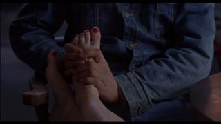 Linda Cardellini feet photo thumbnail