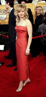 Linda Cardellini feet photo thumbnail