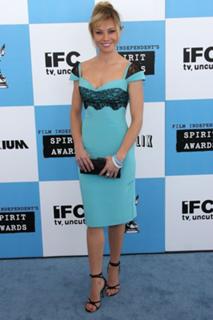 Linda Cardellini feet photo thumbnail