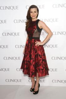 Linda Cardellini feet photo thumbnail