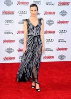 Linda Cardellini feet photo thumbnail