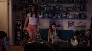 Linda Cardellini feet photo thumbnail
