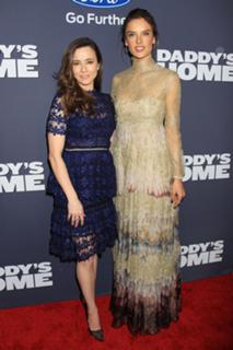 Linda Cardellini feet photo thumbnail