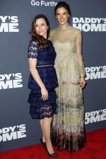 Linda Cardellini feet photo thumbnail