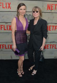 Linda Cardellini feet photo thumbnail