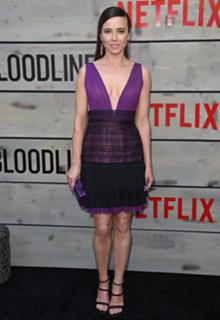 Linda Cardellini feet photo thumbnail