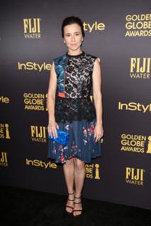 Linda Cardellini feet photo thumbnail