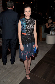Linda Cardellini feet photo thumbnail