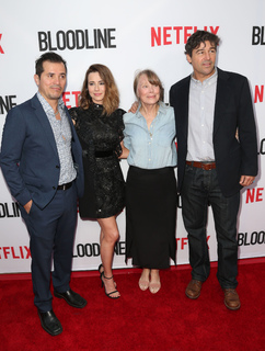 Linda Cardellini feet photo thumbnail