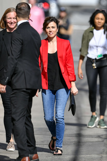 Linda Cardellini feet photo thumbnail