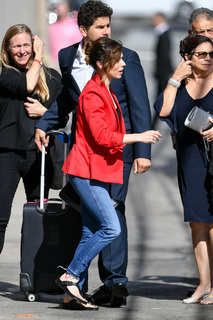 Linda Cardellini feet photo thumbnail