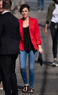 Linda Cardellini feet photo thumbnail