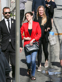 Linda Cardellini feet photo thumbnail