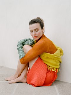 Linda Cardellini feet photo thumbnail