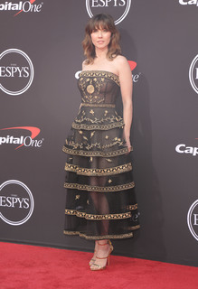 Linda Cardellini feet photo thumbnail