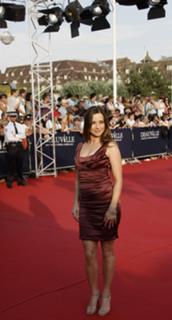Linda Cardellini feet photo thumbnail