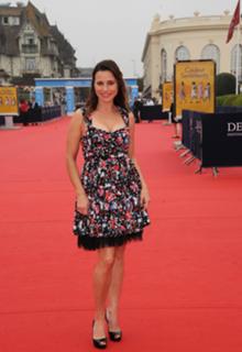 Linda Cardellini feet photo thumbnail