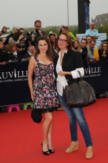 Linda Cardellini feet photo thumbnail