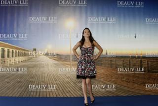 Linda Cardellini feet photo thumbnail