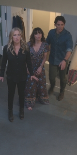 Linda Cardellini feet photo thumbnail