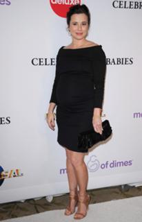 Linda Cardellini feet photo thumbnail
