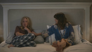 Linda Cardellini feet photo thumbnail