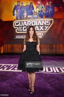 Linda Cardellini feet photo thumbnail