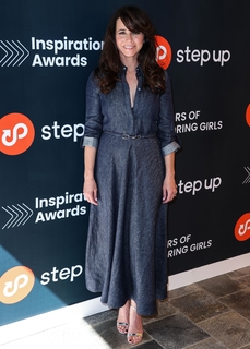 Linda Cardellini feet photo thumbnail