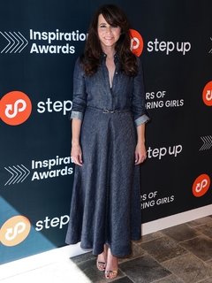 Linda Cardellini feet photo thumbnail