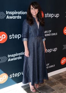 Linda Cardellini feet photo thumbnail