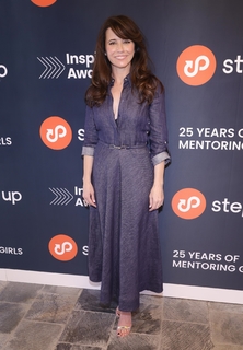 Linda Cardellini feet photo thumbnail
