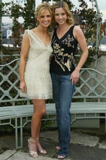 Linda Cardellini feet photo thumbnail