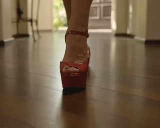 Linda Cardellini feet photo thumbnail