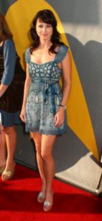Linda Cardellini feet photo thumbnail