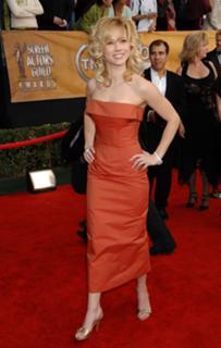 Linda Cardellini feet photo thumbnail